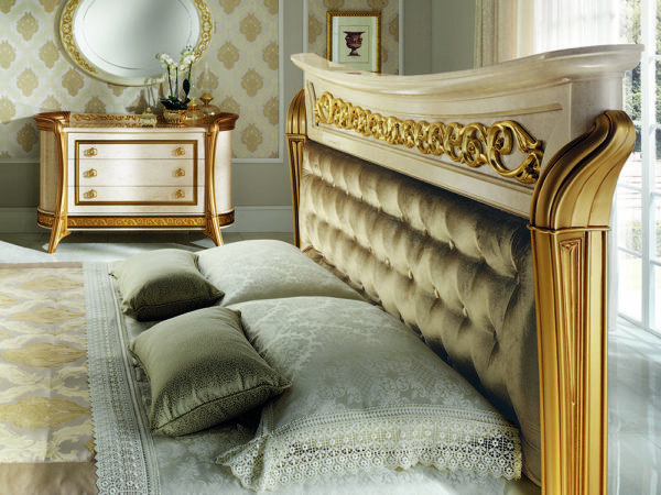 Չեստերով մահճակալ դասական ոճի , մարմարյա մահճակալ ոսկեգույն դետալներով, классическая кровать с золотистыми деталями